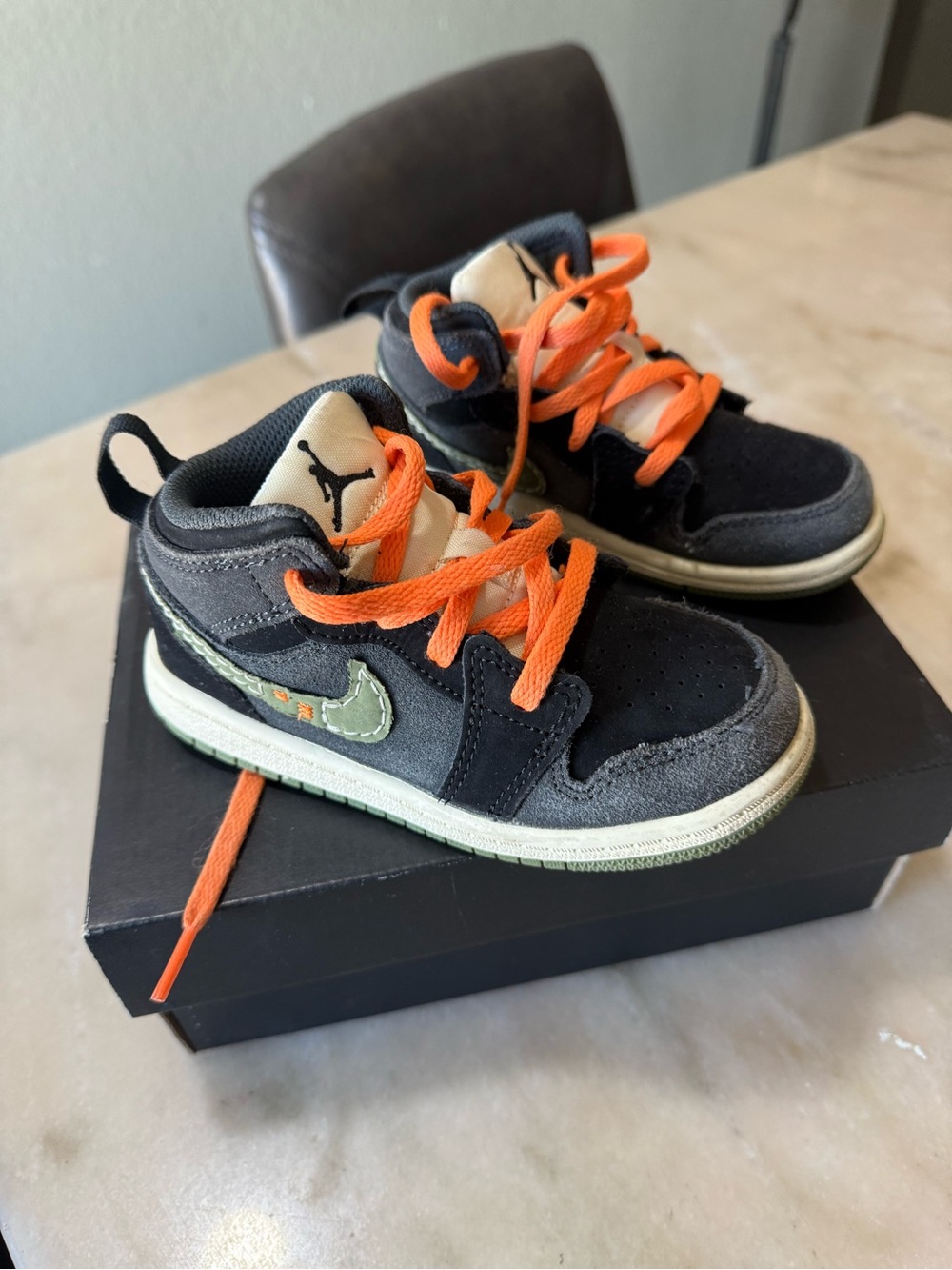 Jordan Kids Low-Top Sneakers in Black, Orange & Green